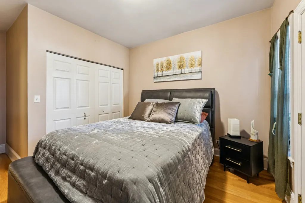 934 West Agatite Avenue Chicago IL 60640