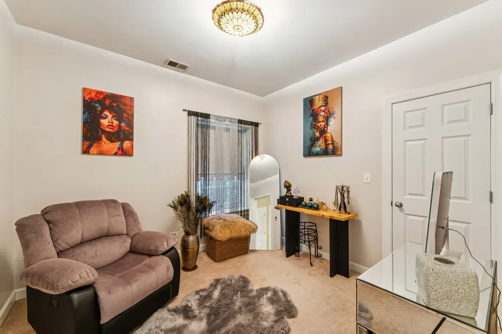 934 West Agatite Avenue Chicago IL 60640