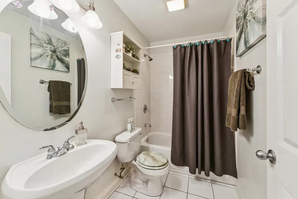 934 West Agatite Avenue Chicago IL 60640