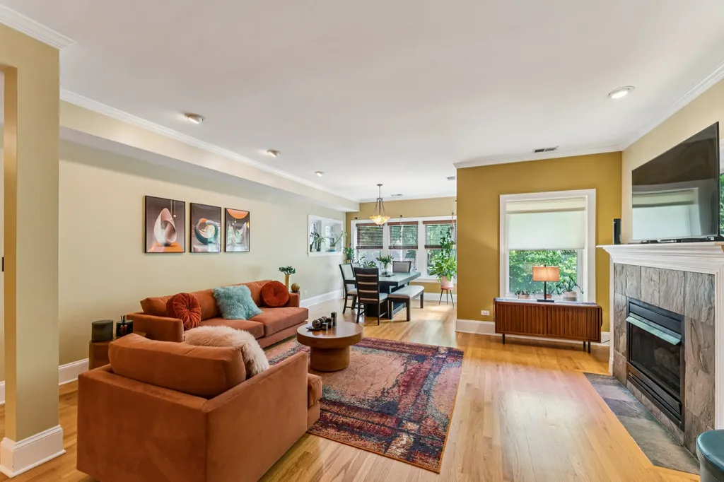 934 West Agatite Avenue Chicago IL 60640