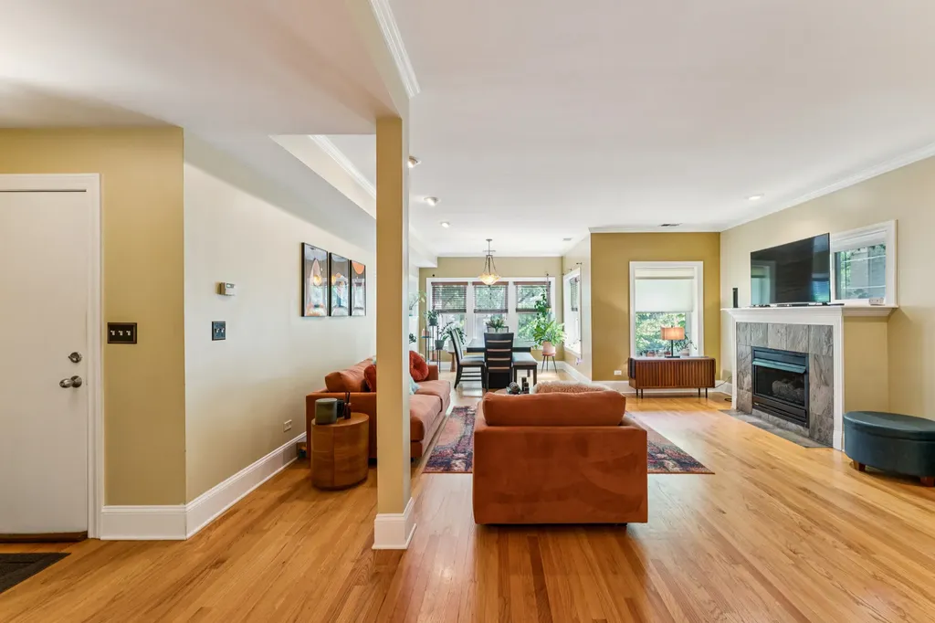 934 West Agatite Avenue Chicago IL 60640