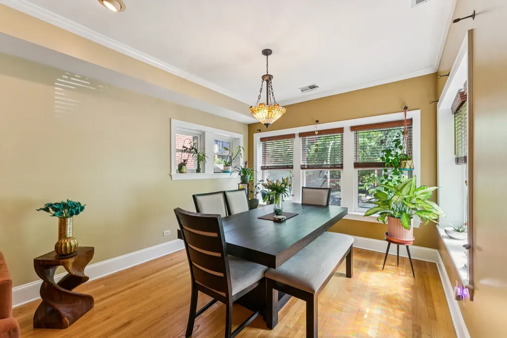 934 West Agatite Avenue Chicago IL 60640