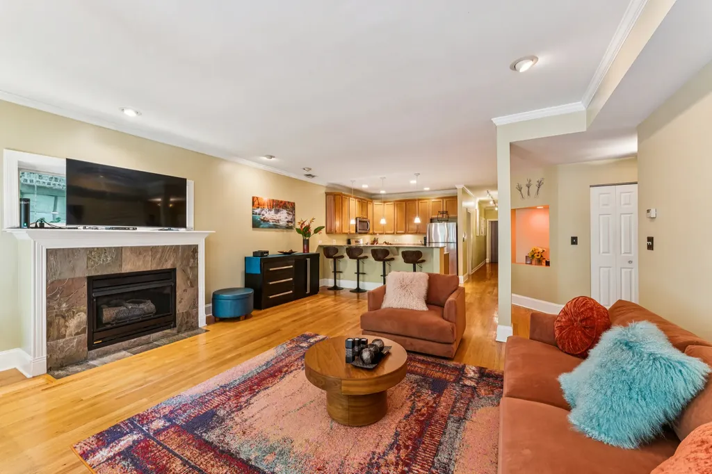 934 West Agatite Avenue Chicago IL 60640