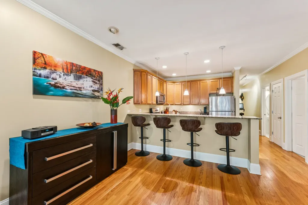 934 West Agatite Avenue Chicago IL 60640