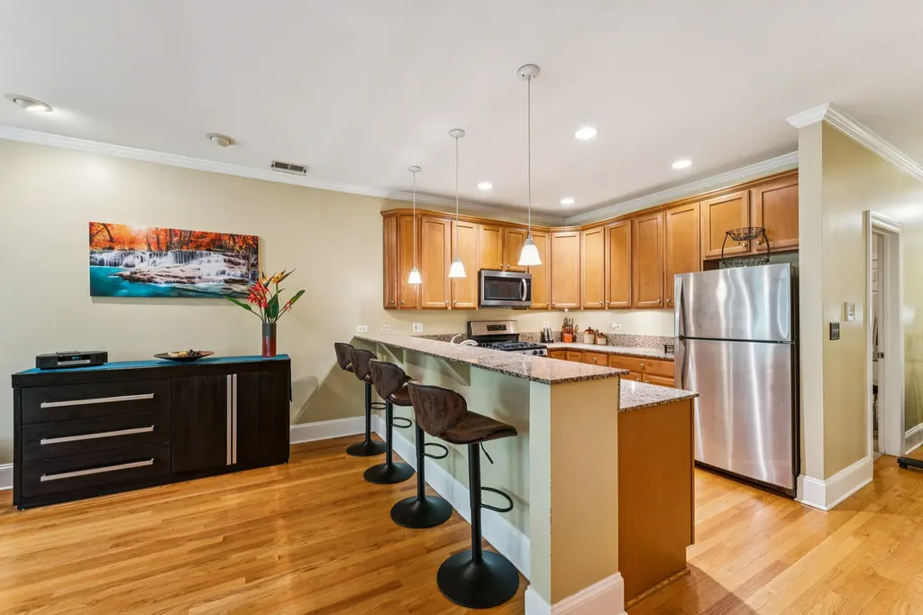 934 West Agatite Avenue Chicago IL 60640