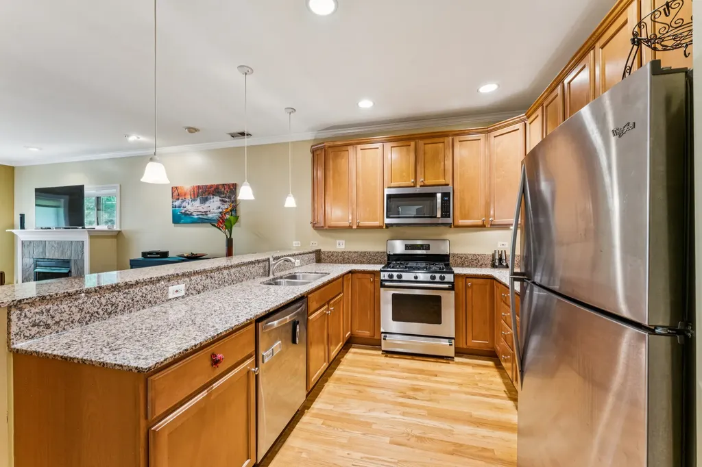 934 West Agatite Avenue Chicago IL 60640