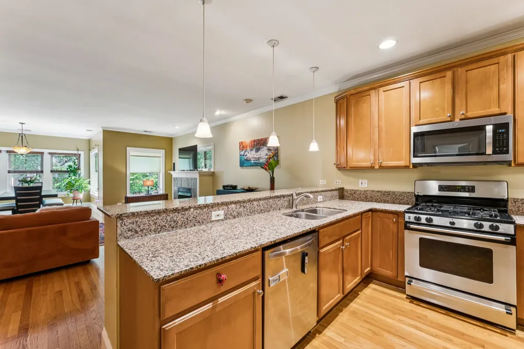 934 West Agatite Avenue Chicago IL 60640