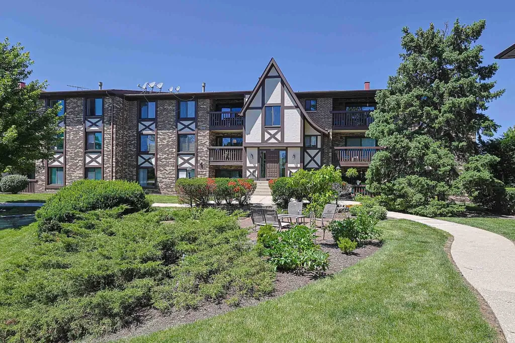 527 Cumnor Road Westmont IL 60559