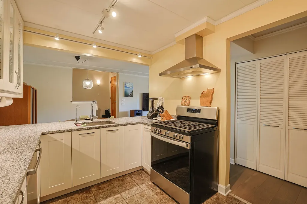 527 Cumnor Road Westmont IL 60559
