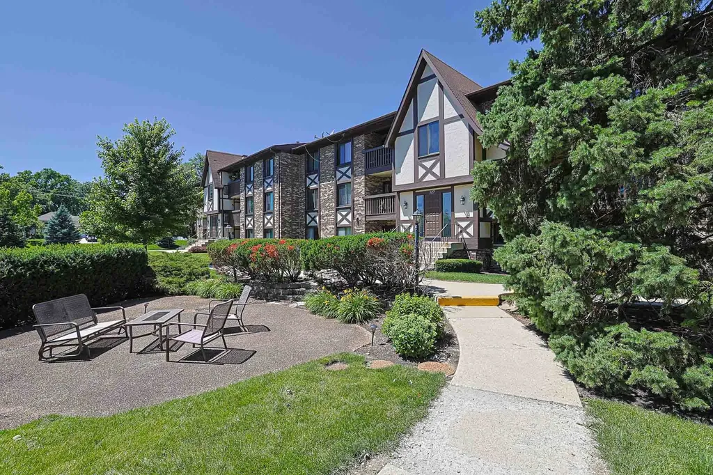 527 Cumnor Road Westmont IL 60559