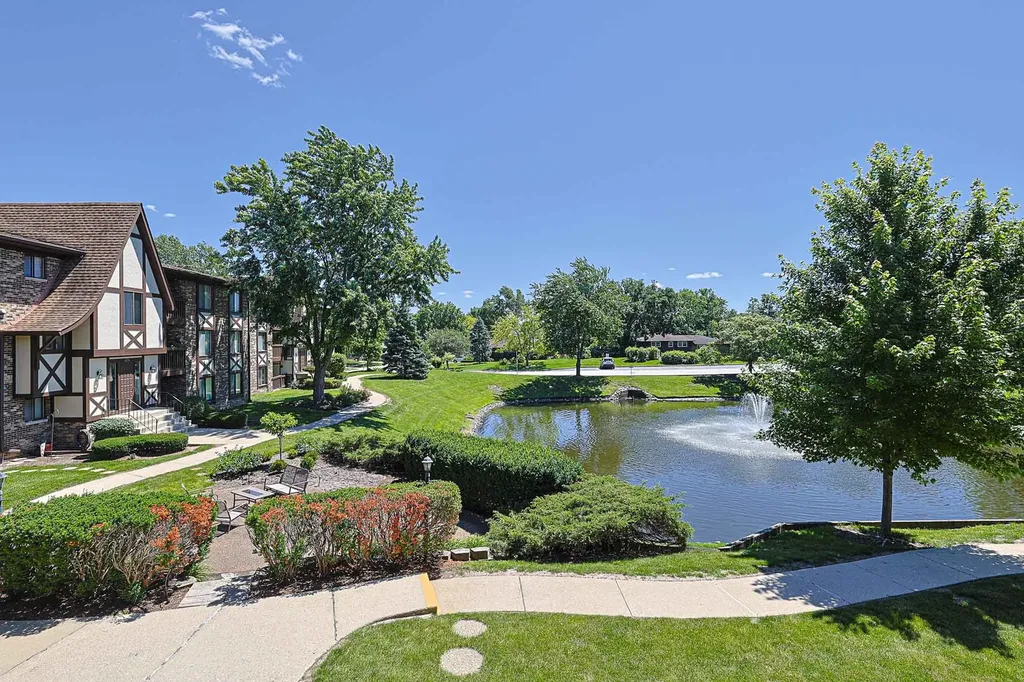 527 Cumnor Road Westmont IL 60559