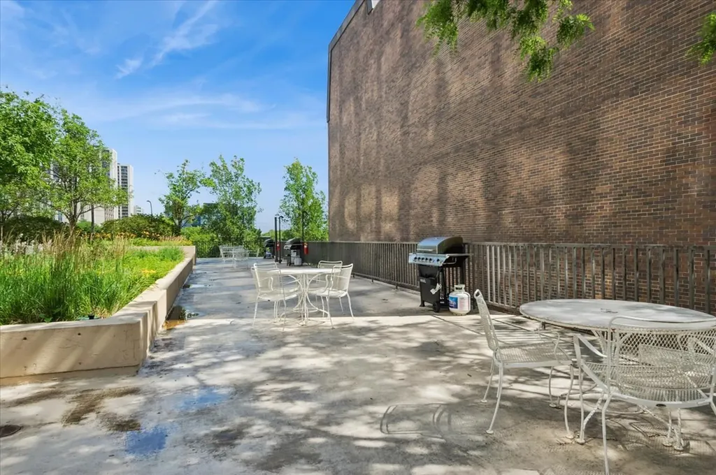 4343 North Clarendon Avenue Chicago IL 60613