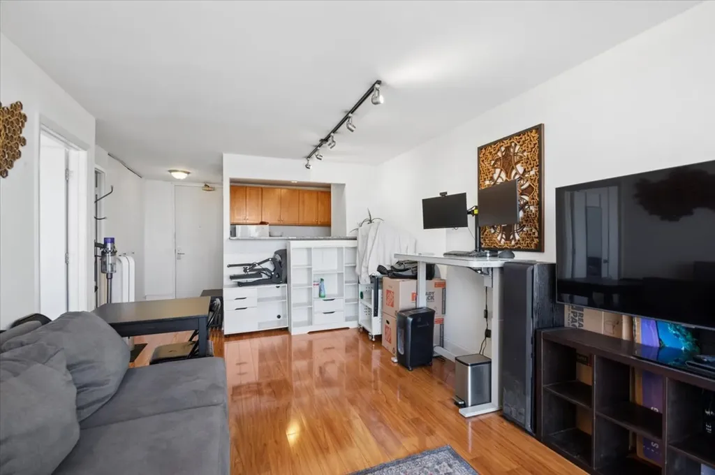 4343 North Clarendon Avenue Chicago IL 60613