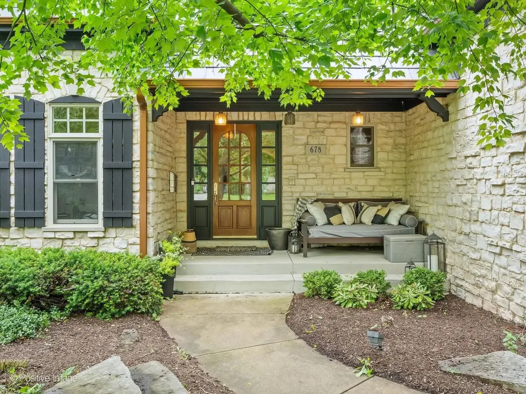 678 Oak Street Glen Ellyn IL 60137