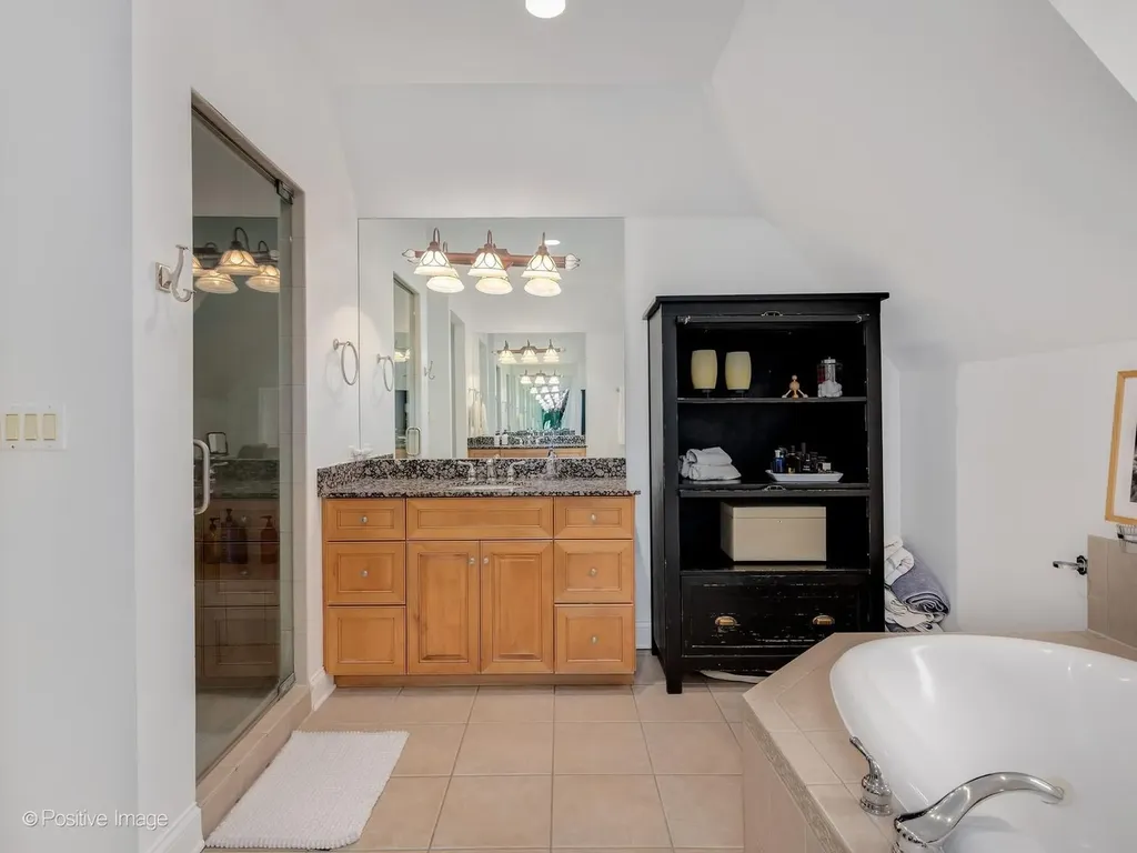 678 Oak Street Glen Ellyn IL 60137