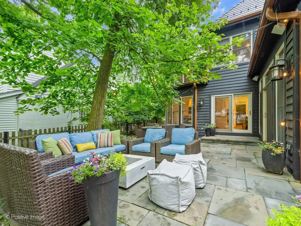 678 Oak Street Glen Ellyn IL 60137