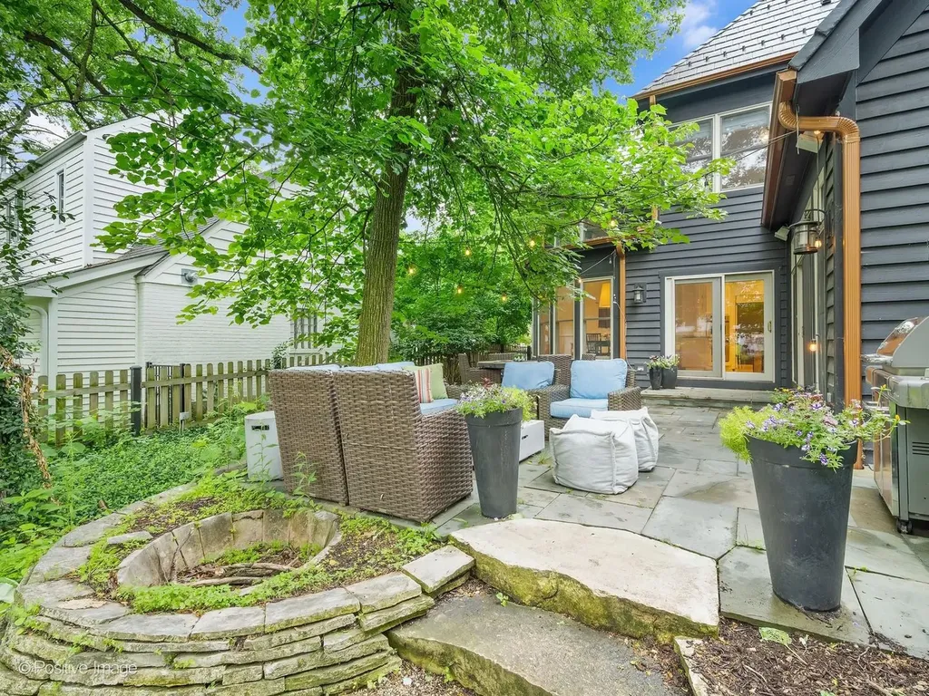678 Oak Street Glen Ellyn IL 60137