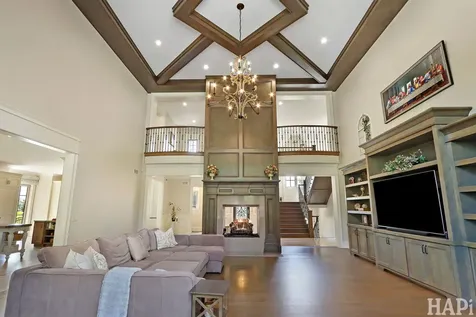 18 Enclave Court South Barrington IL 60010