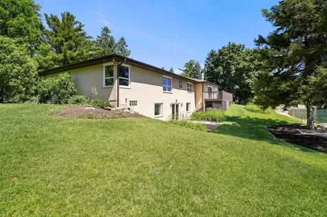 2720 North Bayview Lane Mchenry IL 60051