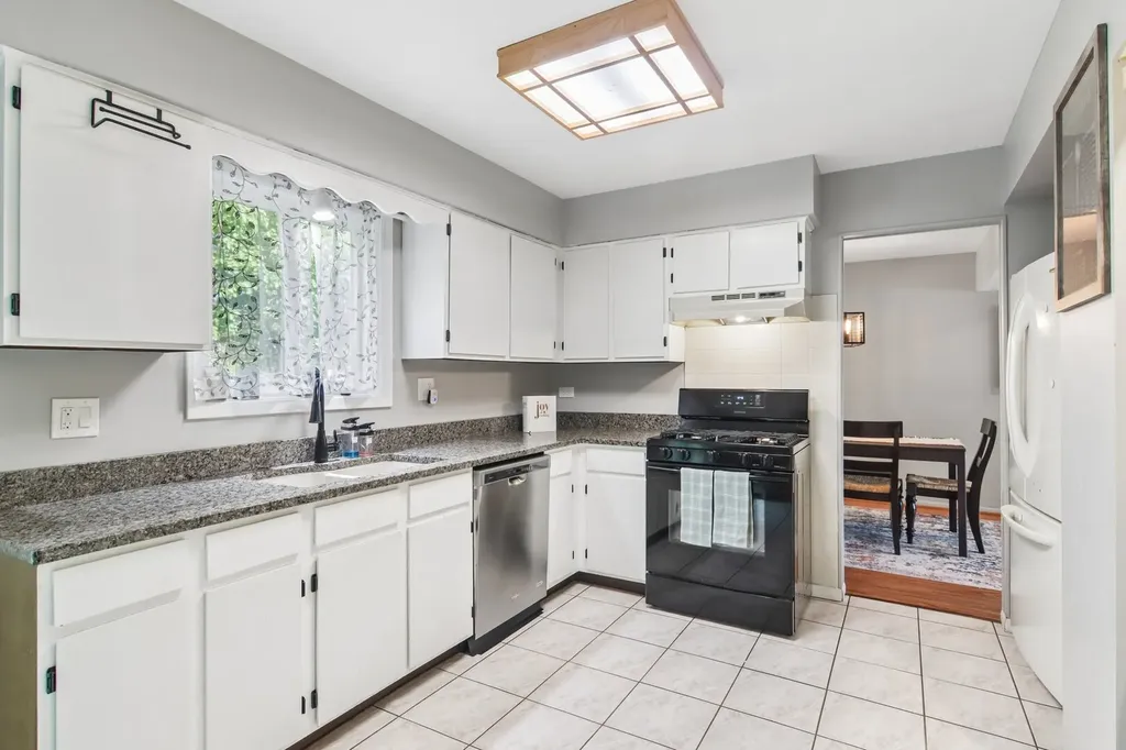 1025 Longford Drive Westmont IL 60559