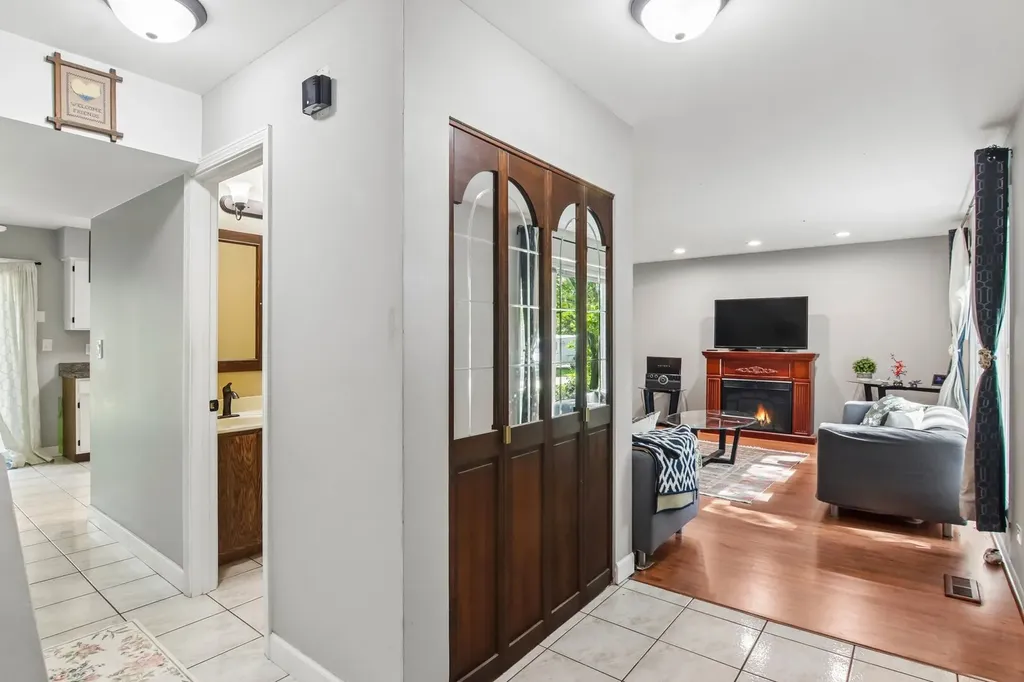 1025 Longford Drive Westmont IL 60559