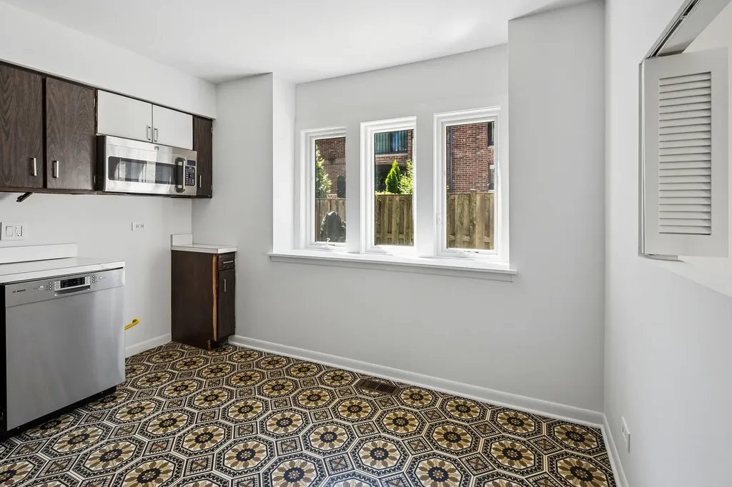 1916 North Larrabee Street Chicago IL 60614