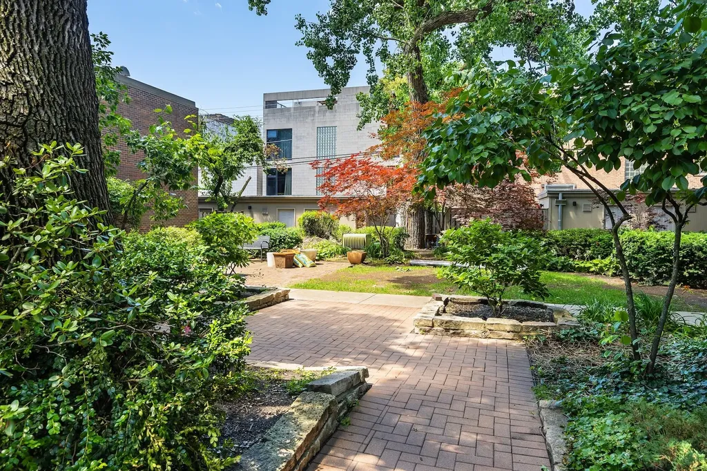 1916 North Larrabee Street Chicago IL 60614