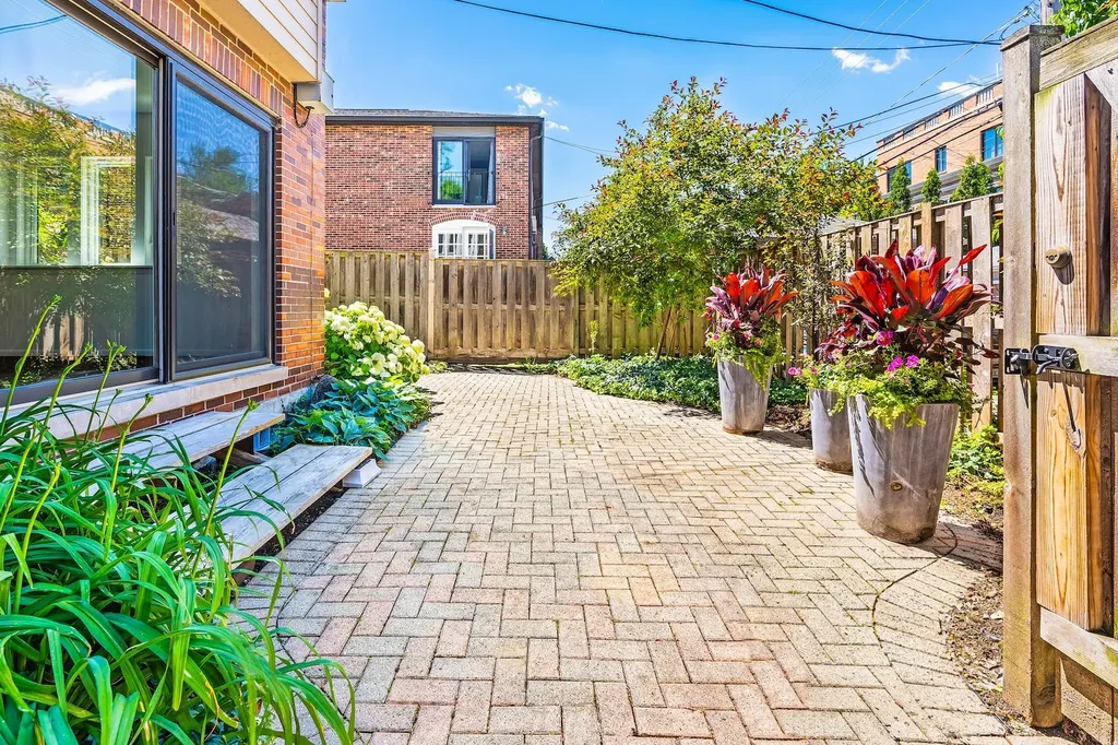 1916 North Larrabee Street Chicago IL 60614