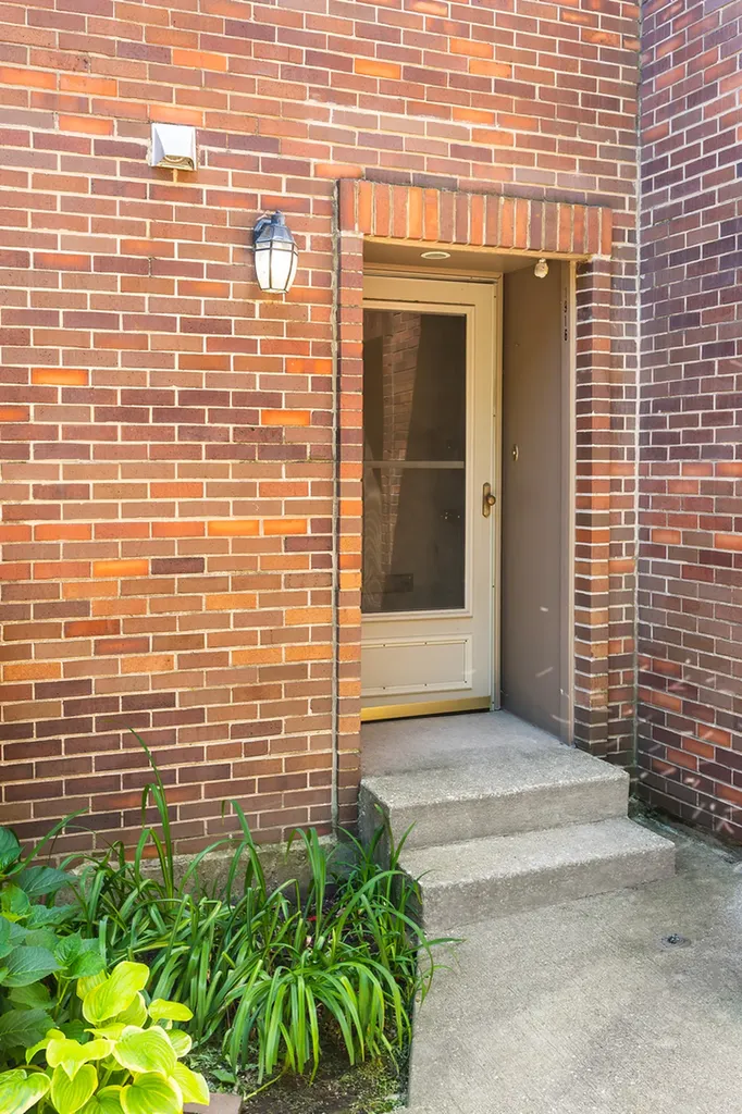 1916 North Larrabee Street Chicago IL 60614