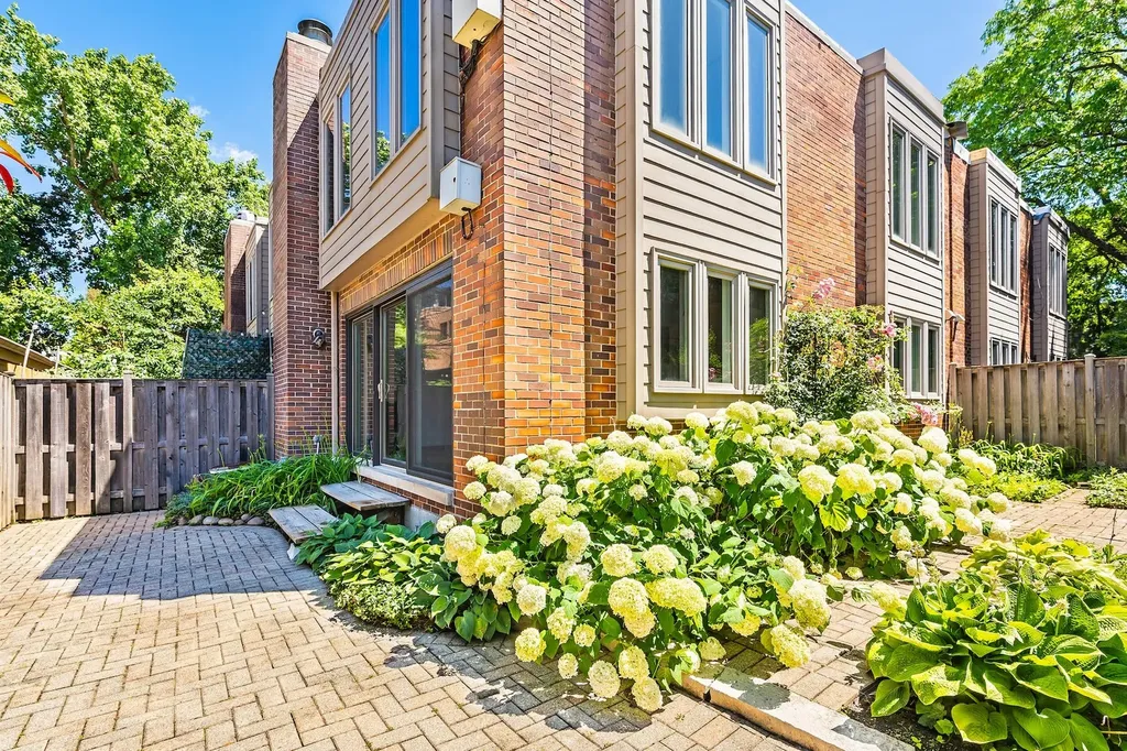 1916 North Larrabee Street Chicago IL 60614