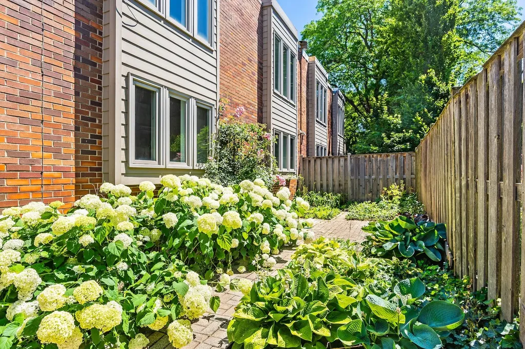 1916 North Larrabee Street Chicago IL 60614