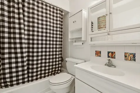702 Cobblestone Circle Glenview IL 60025