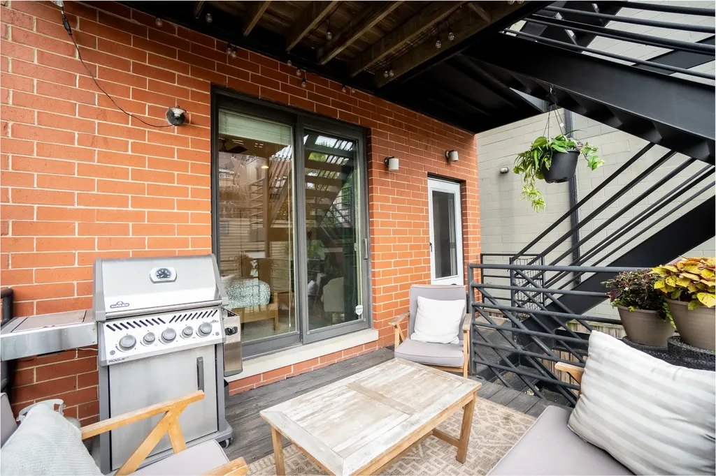 933 North Wolcott Avenue Chicago IL 60622