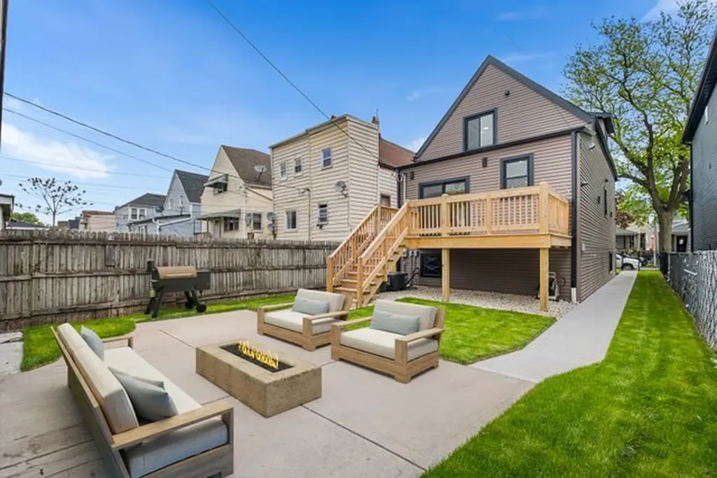 2204 North Kildare Avenue Chicago IL 60639