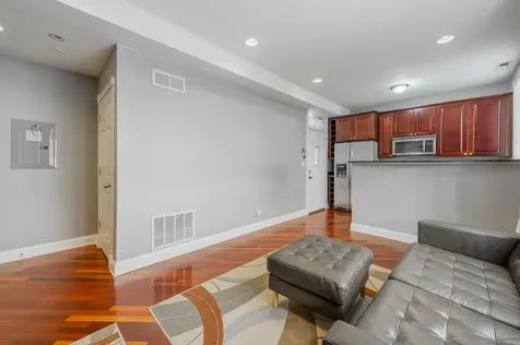 906 West Winona Street Chicago IL 60640