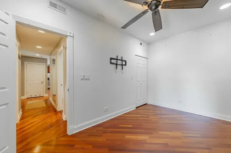 906 West Winona Street Chicago IL 60640