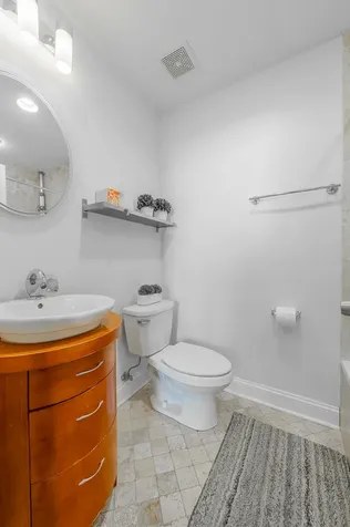 906 West Winona Street Chicago IL 60640