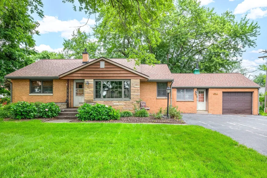 902 East Vine Street Leroy IL 61752