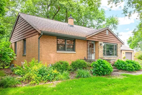 902 East Vine Street Leroy IL 61752
