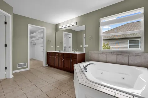 1575 Mcclellan Drive Lindenhurst IL 60046