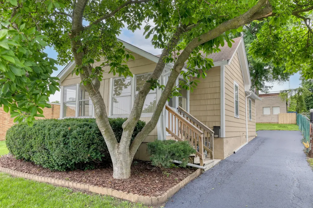 947 Mason Avenue Aurora IL 60506