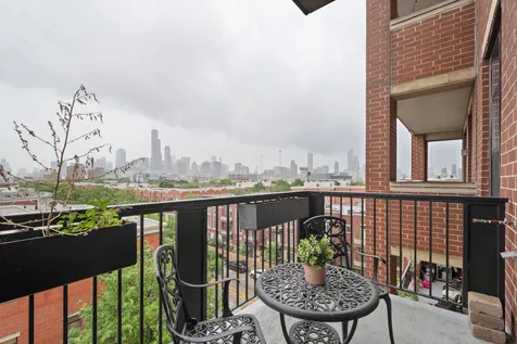 811 West 15th Place Chicago IL 60608