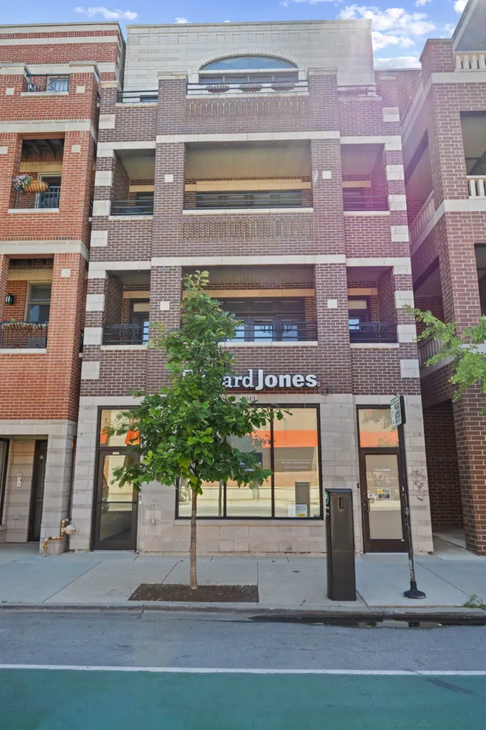 4043 North Damen Avenue Chicago IL 60618