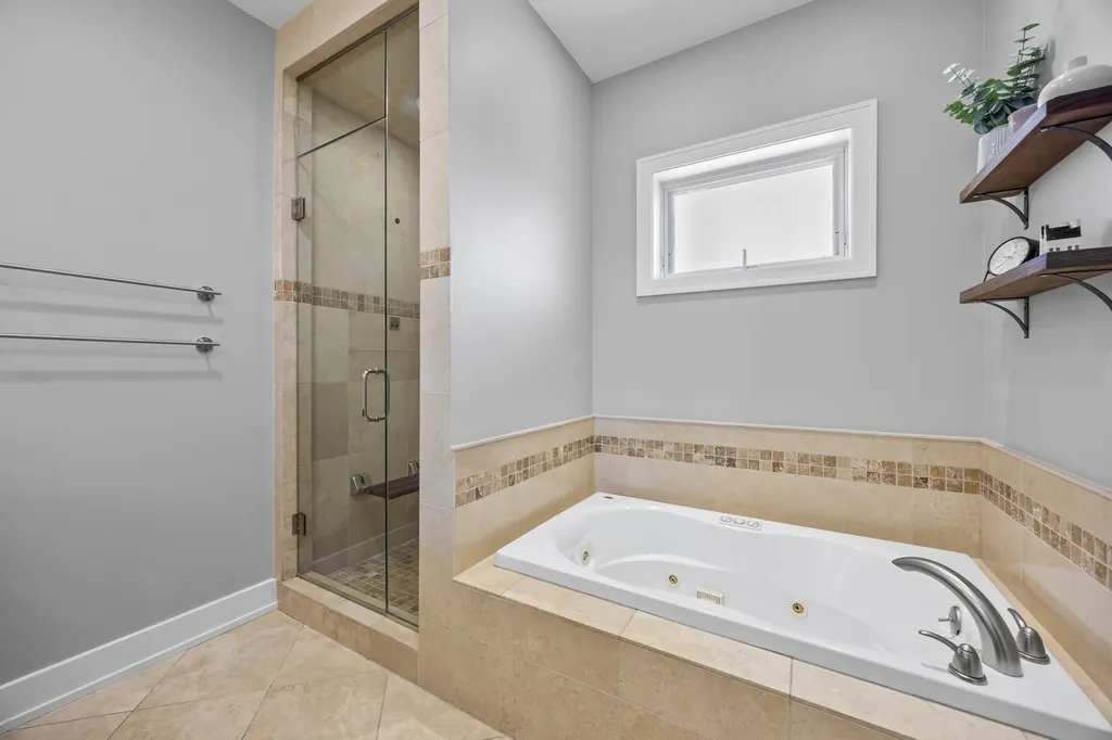 4043 North Damen Avenue Chicago IL 60618