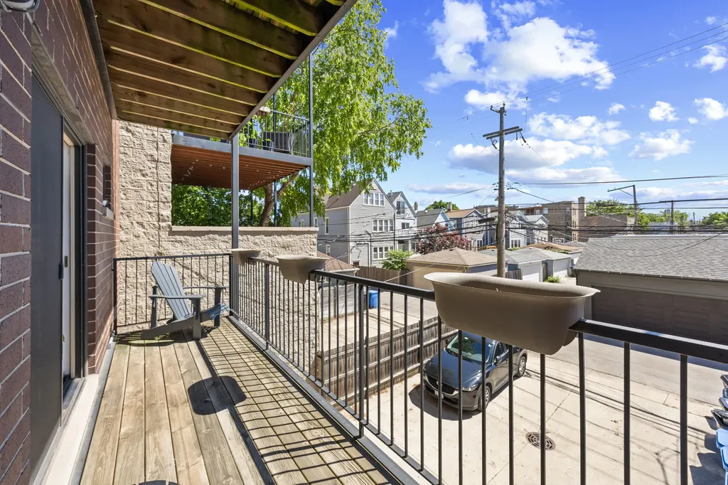 4043 North Damen Avenue Chicago IL 60618