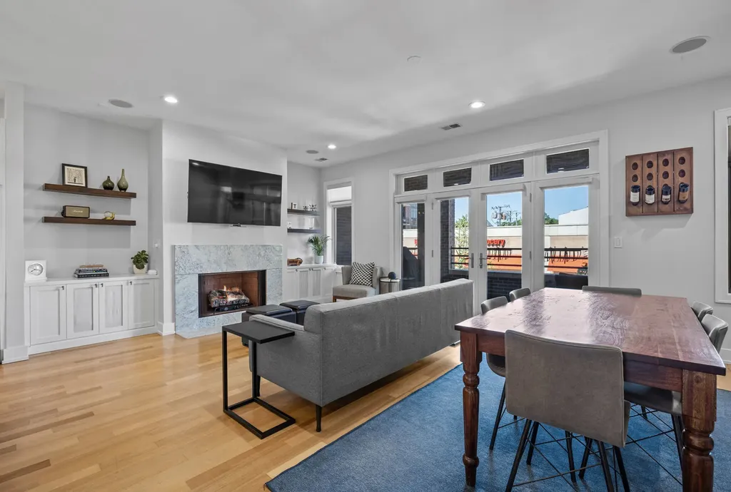 4043 North Damen Avenue Chicago IL 60618