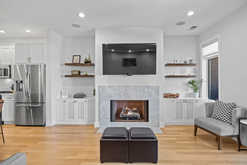 4043 North Damen Avenue Chicago IL 60618