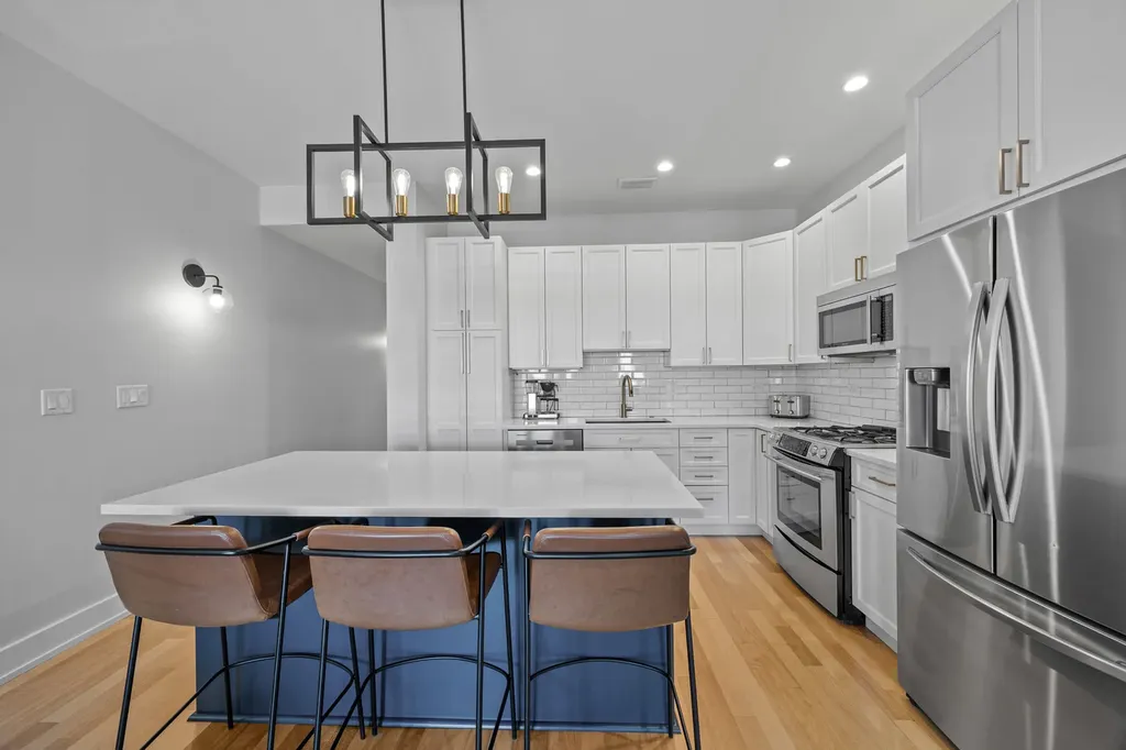 4043 North Damen Avenue Chicago IL 60618
