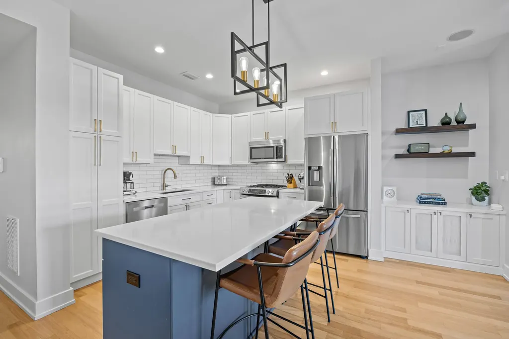 4043 North Damen Avenue Chicago IL 60618