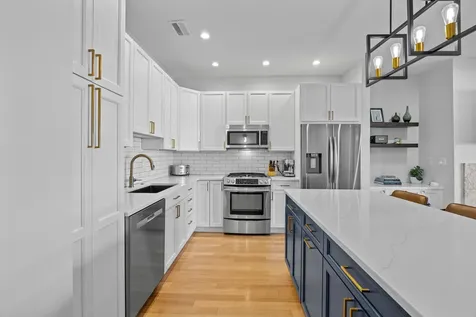 4043 North Damen Avenue Chicago IL 60618